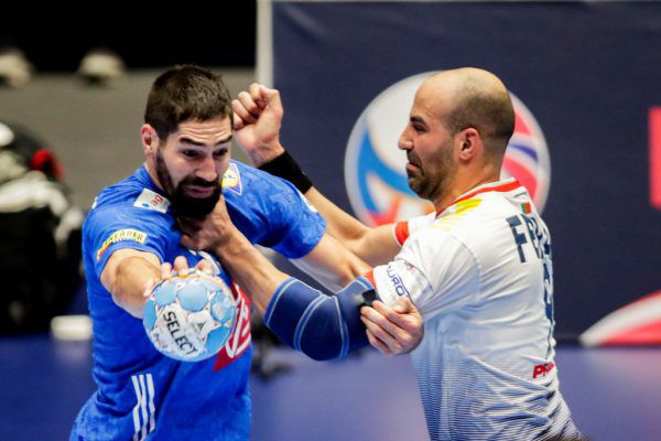 Auch Weltstar Nikola Karabatic (l.) konnte sich gegen Portugal nicht durchsetzen.  Reuters