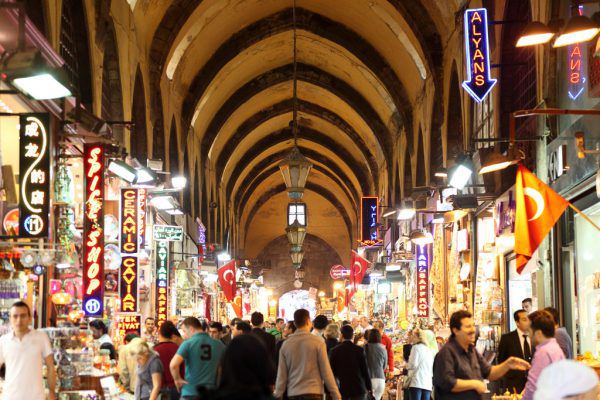 Auf dem Istanbuler Basar gibt es viel zu sehen. Der Markt ist aber mehr als nur ein Touristenmagnet. Shutterstock (3)