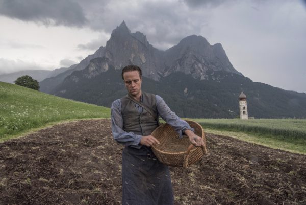 August Diehl in einer Szene des Films „Ein verborgenes Leben“. Reiner Bajo/AP