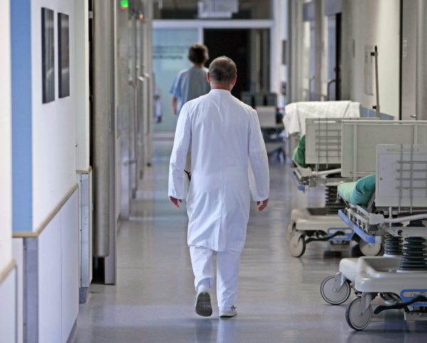 Bei langen Wartezeiten reagieren Patienten oft aggressiv. Jens Meyer