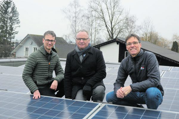Daniel Zadra, Christoph Metzler und Harald Kräutler (v.l.) „inspizierten“ die Fotovoltaikanlage auf dem Dach des Unternehmenssitzes. Grüne