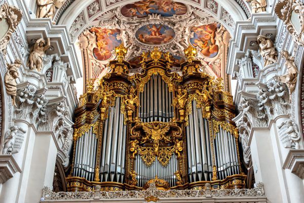 Das Instrument besteht aus insgesamt fünf Orgeln. Die Hauptorgel ist in der mittleren Westempore untergebracht. Shutterstock