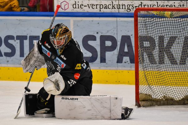 DEC-Goalie Juha Järvenpää feierte ­gestern ein Shutout, seine Mannschaftskollegen verfolgten das ­Penaltyschießen gebannt.GEPA(Lerch (1). ©CDM/Blende47 (1)