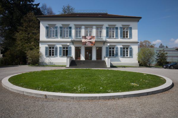 Die Flagge an der Fassade des Künstlerhauses hängt nicht mehr, dafür wird das Gebäude mit neuen Werken gefüllt. Klaus Hartinger