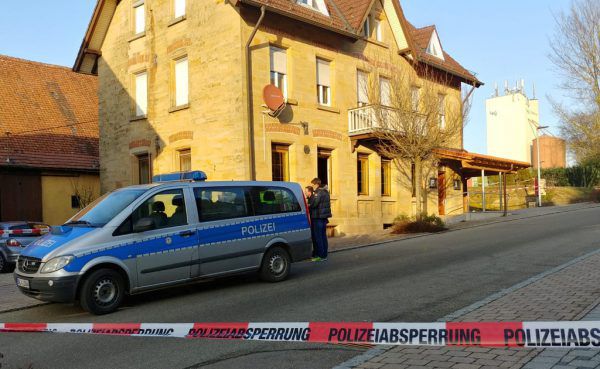 Die Tat ereignete sich in der Bahnhofstraße des Ortes, in einem ruhig wirkenden Wohnviertel.