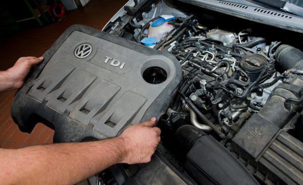 Ein vom Abgas-Skandal betroffener 2.0l TDI Dieselmotor vom Typ EA189 in einem VW Touran. DPA