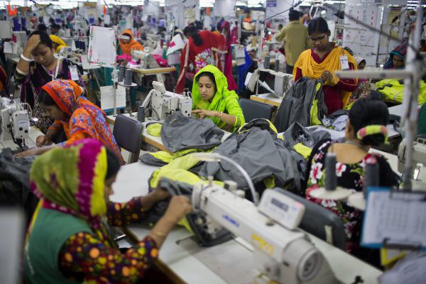 Etwa vier Millionen Angestellte – vor allem Frauen – arbeiten in Bangladesch in 4500 Nähereien.AP (2), AFP