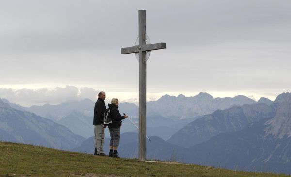 Gipfelkreuz im deutschen Wettersteingebirge. Reuters