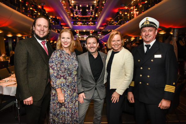 Gregor Hoch, ÖHV-Präsidentin Michaela Reitterer, Lukas Marberger, Petra Stolba mit Kapitän Robert Gorschert (v.l.). Udo Mittelberger (5)
