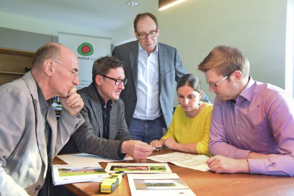 Harald, Gmeiner, Gerhard Müller, Johannes Rauch und die Bauherren Manuela Pitterle und ­Michael Sussitz (v.l.). Energieinstitut
