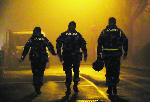 In Dornbirn mussten die Einsatzkräfte ausrücken, weil ein Mann mit einer Waffe bedroht wurde.  ©Maurice Shourot