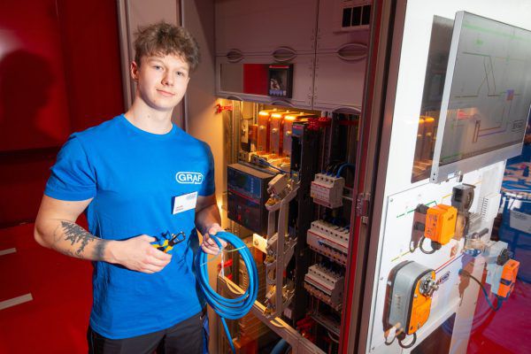 Julian Oswald absolviert eine Lehre als Elektrotechniker bei Graf in Dornbirn. Klaus Hartinger
