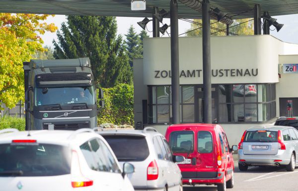 Keine Veränderungen hat es bisher beim Grenzübergang in Lustenau gegeben. Symbolbild/Hartinger