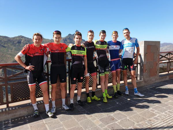Leon Pauger, Michael Ziegler, Linus Stari, Max Hammerle, Dominik Amann, der Tiroler Tjebbe Kaindl und Matthias Brändle (v.l.) vor der Bergkulisse Gran Canarias. Privat