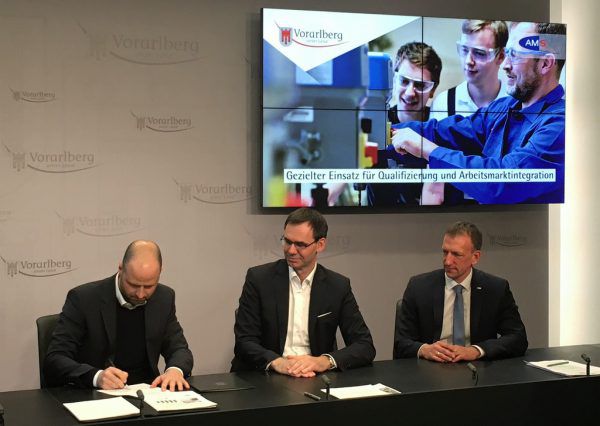 Marco Tittler, Markus Wallner (beide ÖVP) und Bernhard Bereuter (AMS) unterzeichneten vereinbartes millionenschweres Maßnahmenpaket.  VLK