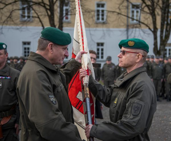 Markus Reisner (l.), Kommandant der Landstreitkräfte, übergibt das Kommando an Oberst Gunther Hessel. Oben: Verteidigungsministerin Klaudia Tanner mit Militärkommandant a. D. Ernst Konzett.Paulitsch