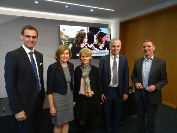 Markus Wallner, Barbara Schöbi-Fink, Wissenschafts-Abteilungsvorständin Gabriela Dür, Peter Schmid und der künstlerische Leiter des Konservatoriums Jörg Maria Ortwein (v.l.).VLK/Gerhard Wirth (1)/Dietmar Stiplovsek (1)