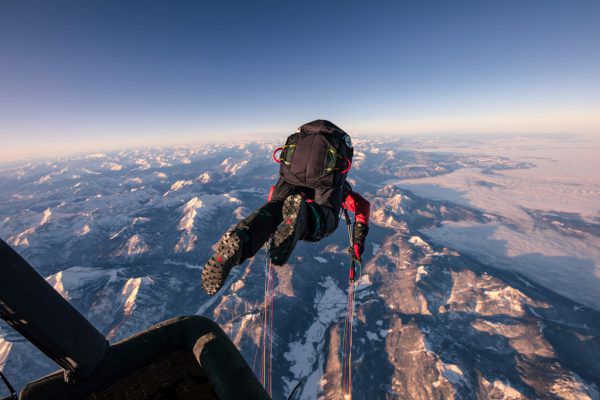 Mike Küng bei seinem Sprung aus dem Ballon. Tom KLocker