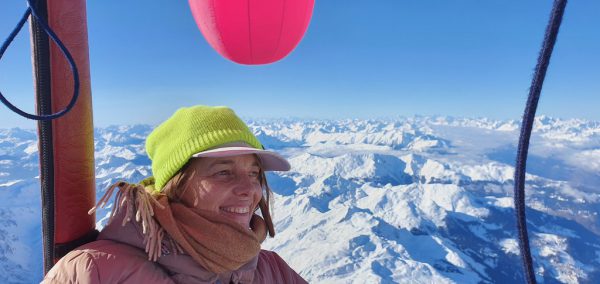 Mit dem Euter-Ballon über die Alpen. Bild oben: Künstlerin Barbara Anna Husar bei der Überquerung. Eugen Nussbaumer (1)/Elmar Bertsch (1)