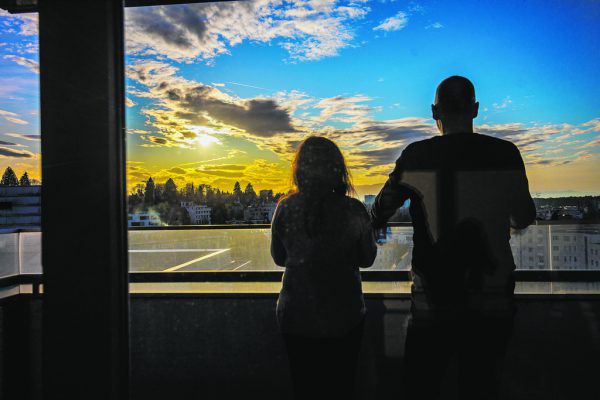 Peter F. und Monika P. auf dem Balkon ihrer Wohnung in Bregenz. Nach 19 Monaten haben sie ihr Eigentum wieder.  hartinger