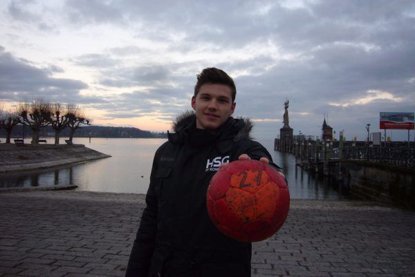 Sam Wendel im Konstanzer Hafen und als „Coverboy“ des Konstanzer Hallenmagazins. Jochen Dedeleit