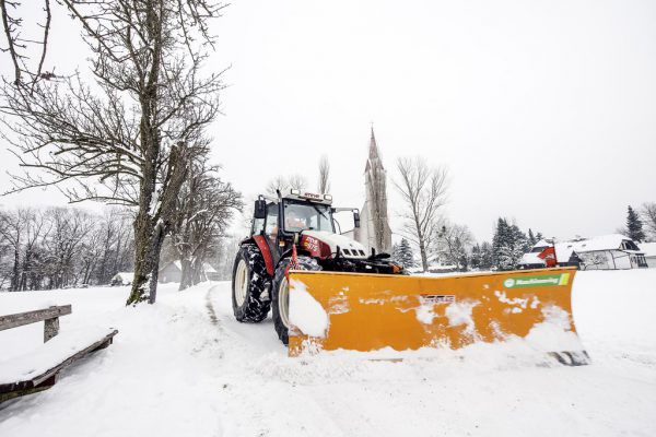 Die Belegschaft von Maschinenring Oberland führt auch Winterdienste aus. Maschinenring