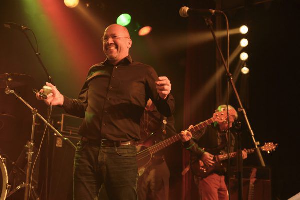 Sichtlich gut gelaunt: Bernie Weber mit Never Do Well im Alten Kino.Daniel Ongaretto-Furxer