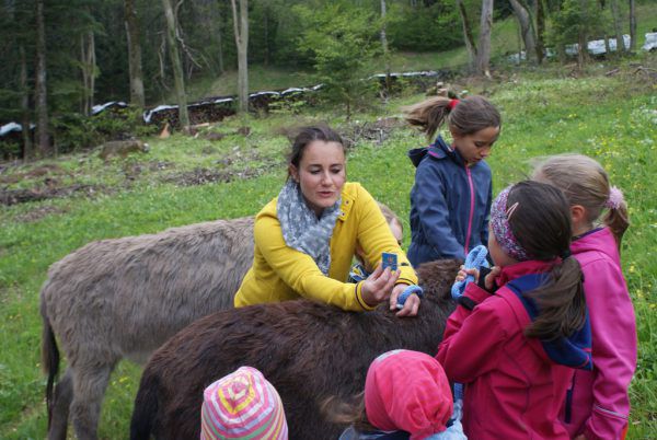 Tiergestützte Lernbegleitung (rechts) wird auch gefördet. Links Geschäftsführerin Petra Grabher-Huber. hartinger, rettet das Kind