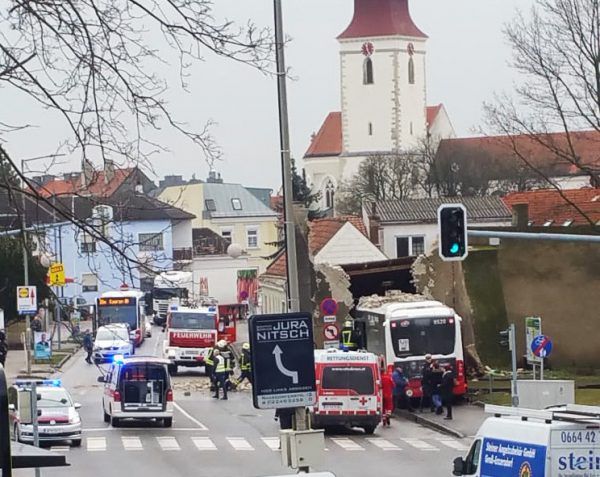 Unfall mit Linienbus. APA/LPD Niederösterreich