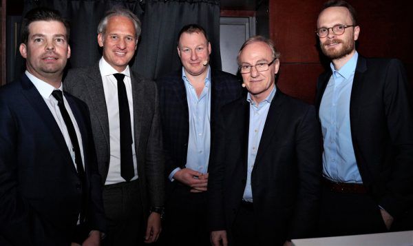 v.l.: Mathias Burtscher und Michael Ohneberg (IV), die Verhaltensökonomen und Festredner Gerhard und Ernst Fehr sowie NEUE-Chefredakteur Sebastian Rauch.