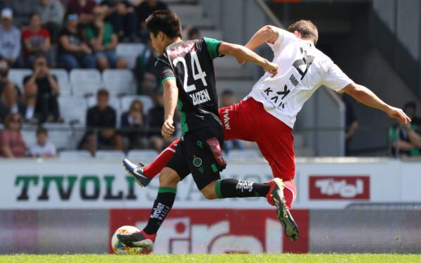 Atsushi Zaizen und Marc Kühne im Duell um den Ball. Das Hinspiel entschieden die Tiroler mit 1:0 für sich. Gepa