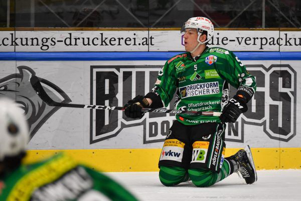 Auf den Knien kämpfte Giovanni Vogelaar um einen Wälder Treffer. Oliver Lerch