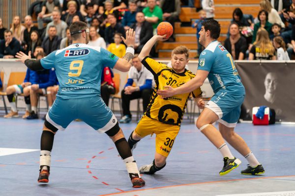 Gegen HC Linz konnte Claudio Svecak bereits HLA-Luft schnuppern. Jan Kroiss (kleines Bild) muss darauf noch warten. stiplovsek, verein
