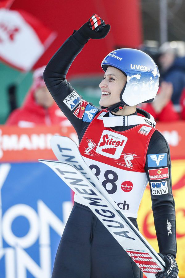 Chiara Hölzl (l.) und Eva Pinkelnig (oben) führen die erfolgreichen ÖSV-Damen an. APA (2)