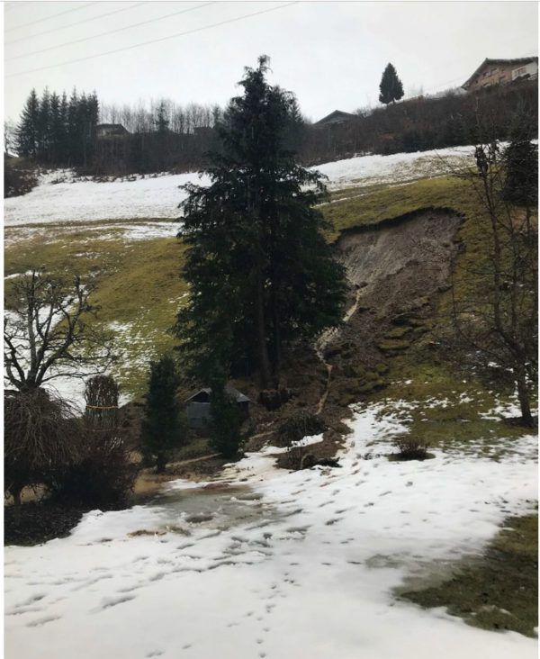 Der Erdrutsch verlief glimpflich. Polizei