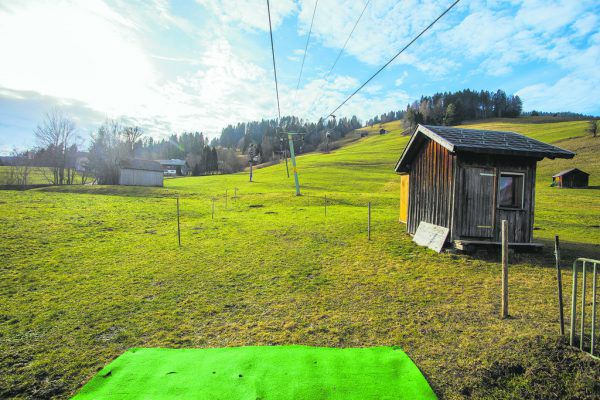 Der heurige Jänner war einer der drei wärmsten der hochalpinen Messgeschichte (links: Haldenlift in Schwarzenberg am 8. Jänner). Oben: Johannes Rauch und Helga Kromp-Kolb mit dem „Ref-NEKP“. Philipp Steurer, VLK/Serra