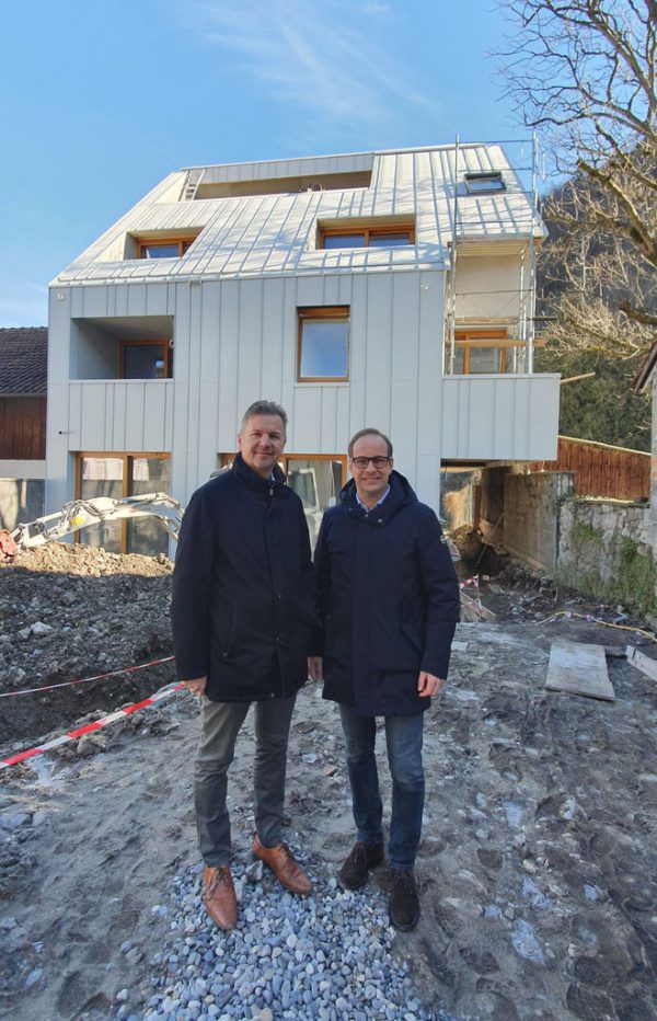 Der Neubau im Innenhof der Marktstraße 20 (großes Bild) soll im März fertiggestellt werden. In der Harrachgasse 7 entstehen bis Ende des Jahres 2020 eine Wohnung, drei Büros und zwei Geschäftslokale. Stadt Hohenems