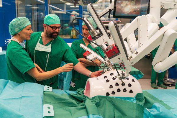 Die Bewegung des Chirurgen werden auf die krakenartigen Roboterarme am OP-Tisch übertragen.Stiplovsek
