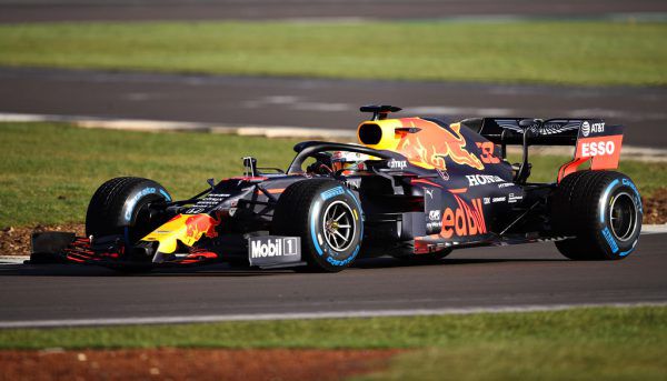 Die erste Runde: Max Verstappen im neuen „RB 16“ red bull content pool