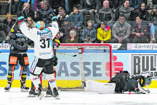 Ein Bild, das es in dieser Saion 85 Mal gab: Der Gast bejubelt im Messestadion ein Tor gegen die Bulldogs. Dietmar Stiplovsek