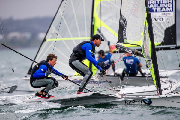 Es ging bei der WM gleich gut los für Benjamin Bildstein (l.) und David Hussl.  Sailing Energy