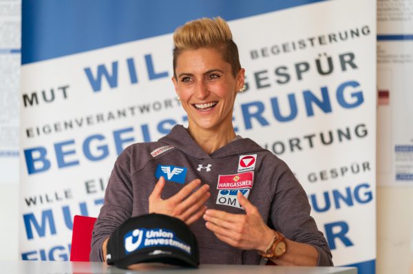 Eva Pinkelnig erzählt im Olympiazentrum von ihrer Karriere (l.). Stiplovsek