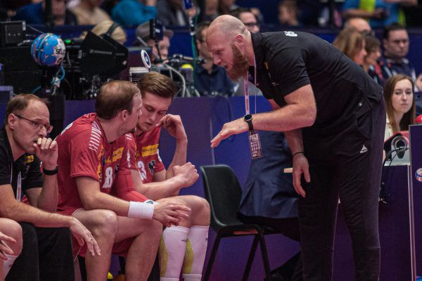 Gerald Zeiner als Leistungsträger im ÖHB-Team und beim Alpla HC Hard (l.). Mit dem Teamchef hat der Niederösterreicher einen sehr guten Austausch (r.). Gepa (3), Gepa/Lerch