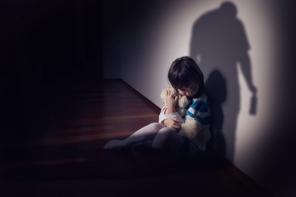 Gründe, warum Kinder und Jugendliche nicht mehr bei ihren Familien bleiben können, gibt es viele, etwa weil sie Gewalt ausgesetzt sind oder vernachlässigt werden. Shutterstock, Klaus Hartinger