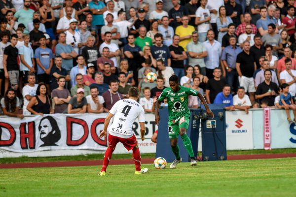 Im Hinspiel forderte Amoy Brown (r.) Dornbirn-Verteidiger Marc Kühne. Inzwischen hat der Jamaikaner die Austria verlassen. Gepa/Lerch