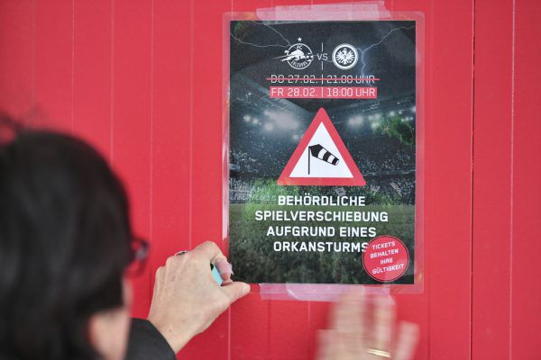 Jene Fans, die nicht via Medien von der Absage erfahren haben, erfuhren es spätestens beim Stadion. AP