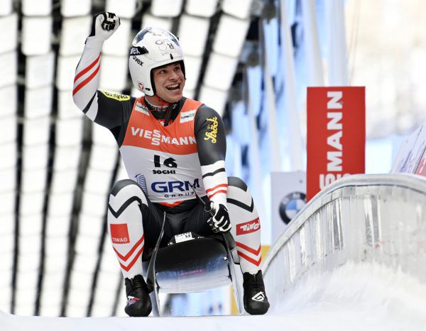Jonas Müller nach seiner Silber-Fahrt und beim Siegerbild mit Roman Repilow (Mitte) und Wolfgang Kindl (r.).AP, GEpa