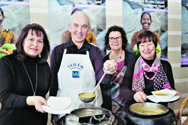 Karotten-Ingwersuppe verteilten Gerda Jäger, Vikar Paul Burtscher, Suppen-Sponsorin Susanne Lässer und Claudia Gassauer (v.l.). yasmin Ritter (7)