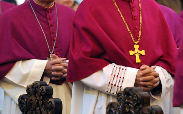 Kirche zahlt ehemaligem Ministrant Entschädigung. dpa