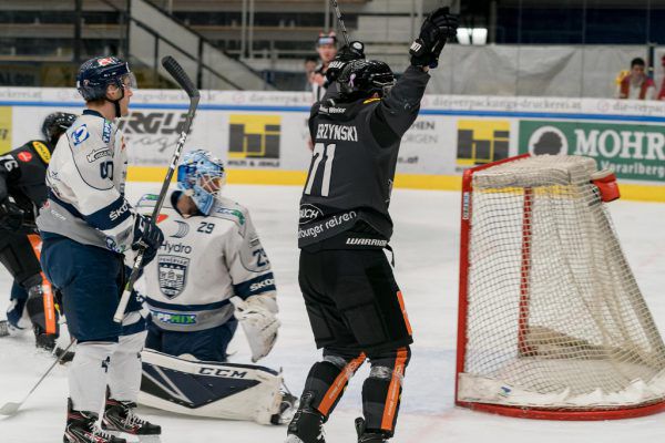 Macierzynski bejubelt sein 1:0, bei dem er Gästegoalie Michael Ouzas frech im kurzen Kreuzeck bezwang.